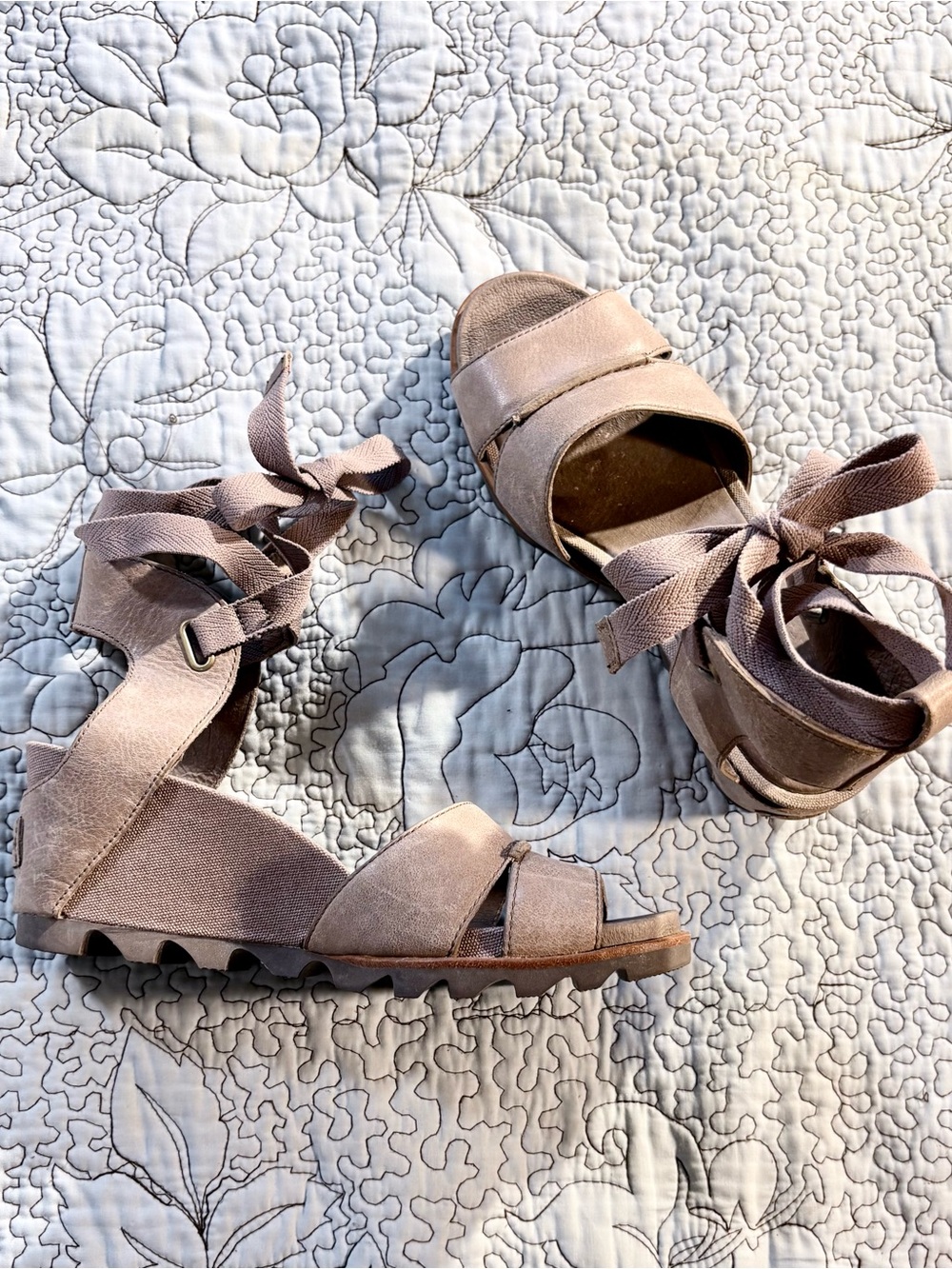 SOREL Joanie Lace-Up Wedge Sandals Beige Suede Wrap Tie Comfort Shoes Sz 7.5🧡